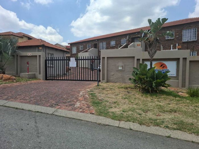 3-Bedroom Townhouse For Sale in Winchester Hills with en-suite and convenient amenities.