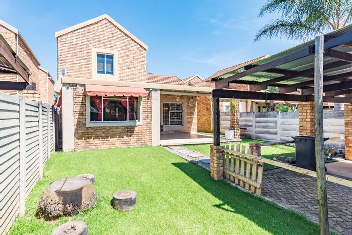 For Sale: Wilgeheuwel Townhouse with 4 bedrooms, garden, garage, and pet-friendly complex.