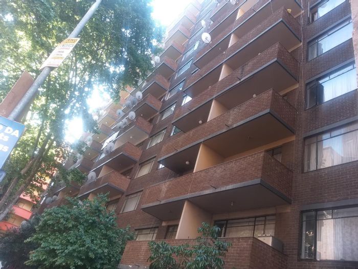 Hillbrow Apartment To Rent: 2 bedrooms, ideal for families or professionals.