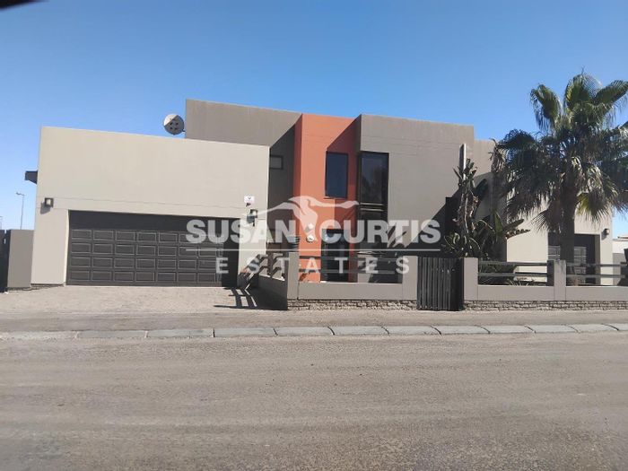 House To Rent in Walvis Bay Central: 4 Bedrooms, 3 Garages, Indoor BBQ.