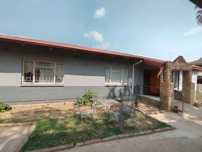 For Sale: House in Nelspruit Ext 2 with yard, braai area, and ample parking.