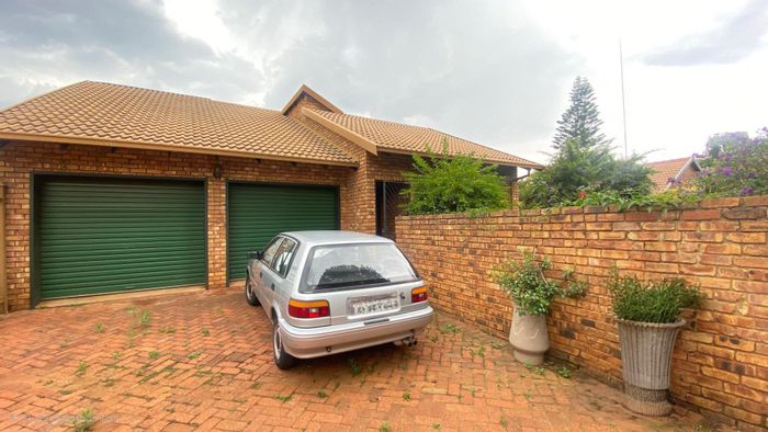 For Sale: House in Moreleta Park with 3 bedrooms, double garage, secure community.