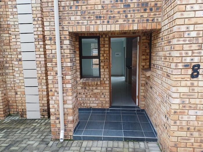 Elandshaven Townhouse For Sale: 3 Bedrooms, garden, garage, no transfer costs.