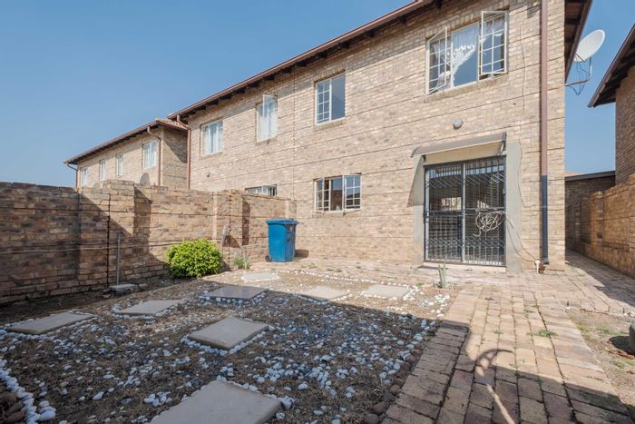 Property #2391713, Townhouse For Sale in Annlin