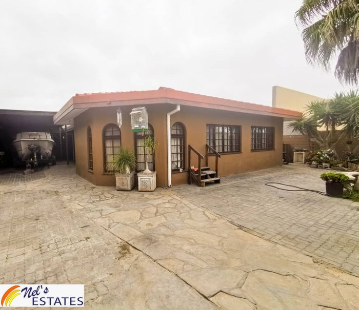 Ocean View House For Sale: 3 beds, guest flat, entertainment area, solar geysers.