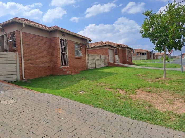 Property #2221681, House rental monthly in Olievenhoutbosch