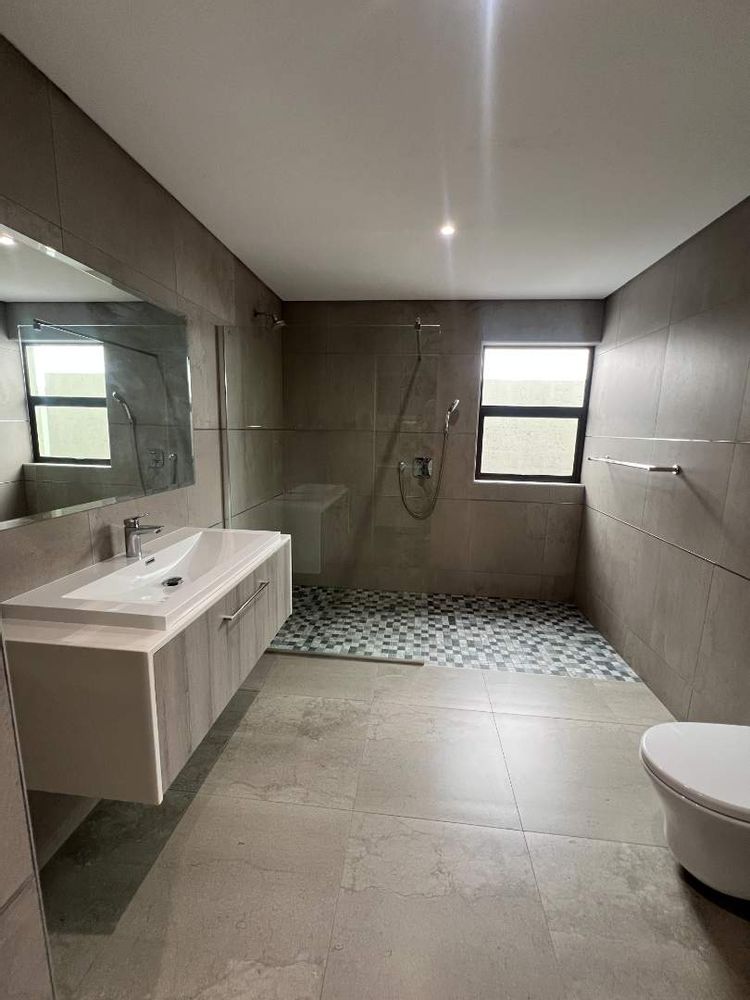 Bachelor's flat ensuite bathroom.