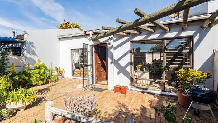 Cottage To Rent in West Riding with garden, garage, and pet-friendly amenities.