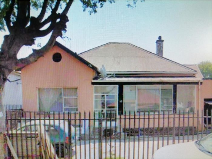 For Sale: Malvern House with 10 bedrooms, fully tenanted, R16k rental income.