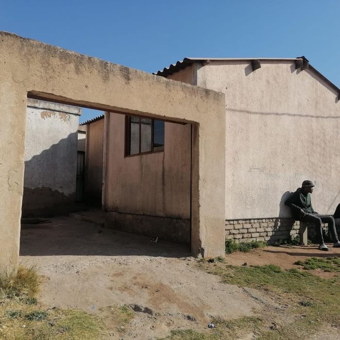 Kaalfontein House For Sale: 2 bedrooms, spacious kitchen, income-generating rented rooms.