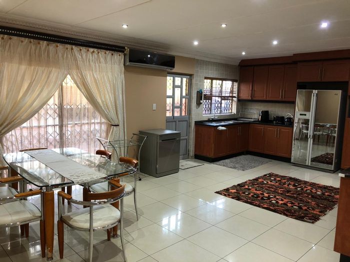 Property #2214826, Townhouse for sale in Queensburgh Central