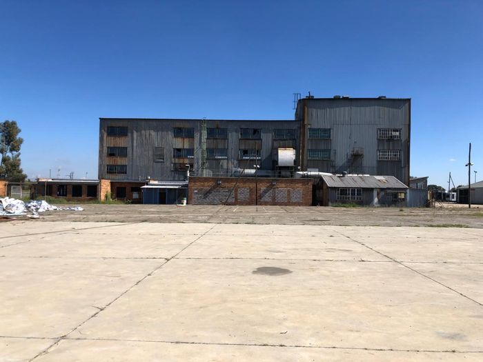 Industrial space to rent in New Era with extensive workshop, parking, and security.