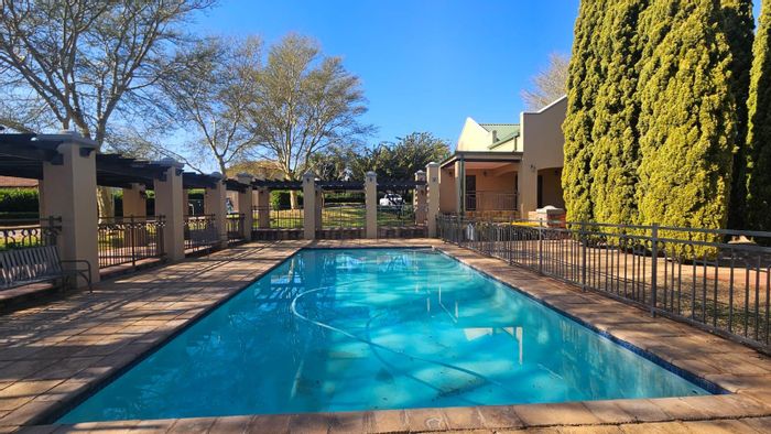 Boardwalk Meander Townhouse To Rent: 2 Beds, pool, clubhouse, secure estate living.