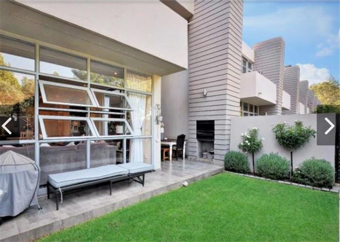 Bryanston Townhouse To Rent: Inverter, garden, 24-hour security, pet-friendly, close to amenities.