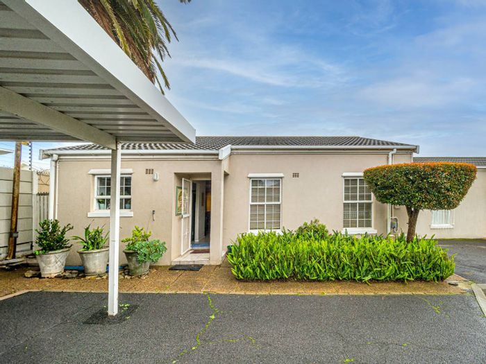 House for Sale in Mowbray: Security estate, plunge pool, close to UCT.