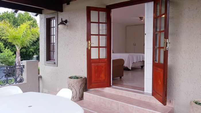 Hurlingham Manor Apartment To Rent: Furnished flatlet with balcony, Wi-Fi, and parking.