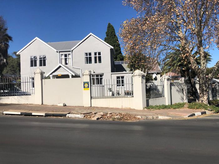Rosebank Office For Sale: 600 m², private parking, solar backup, prime location.