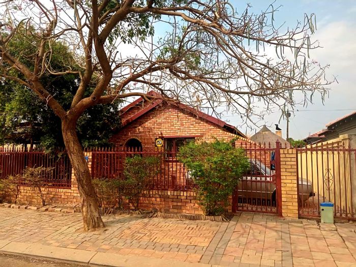 For Sale: 3-bedroom house with flatlet, braai area, and carport in Mahube Valley.