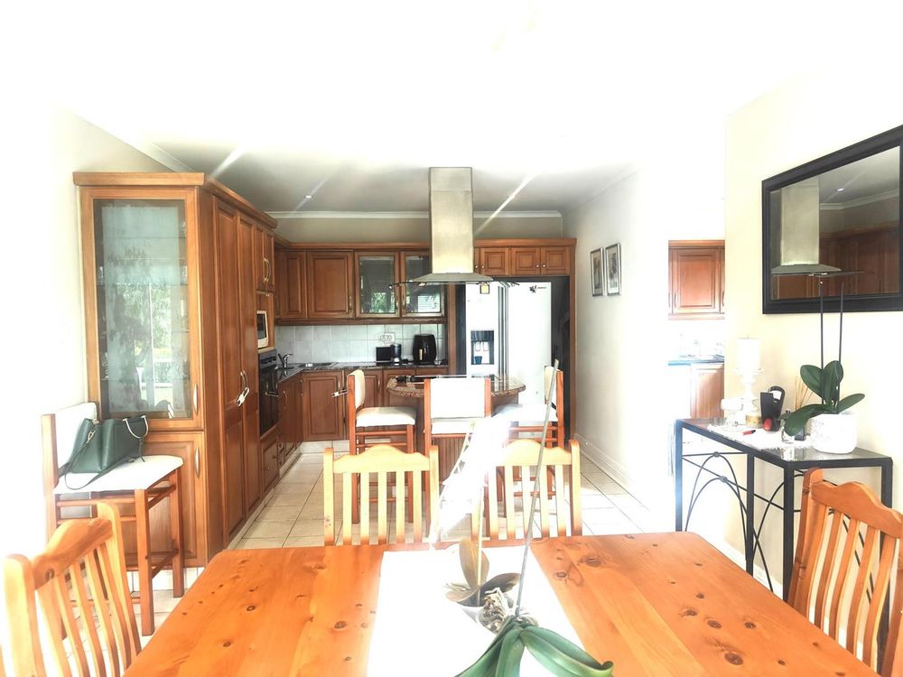Kitchen and dining room open plan 