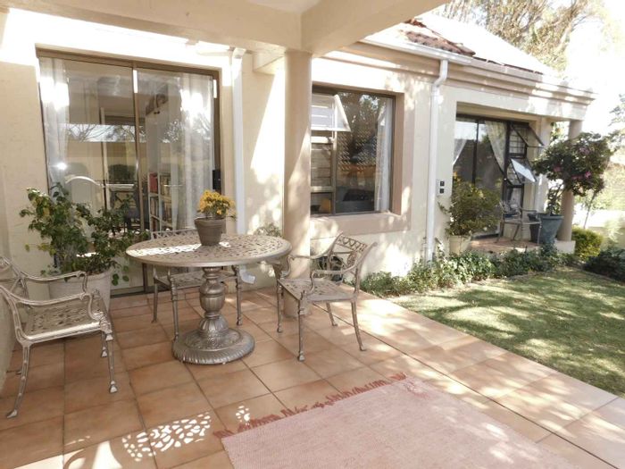 Bryanston Cluster To Rent: 3 beds, garden, security, pool, furnished, pet-friendly.