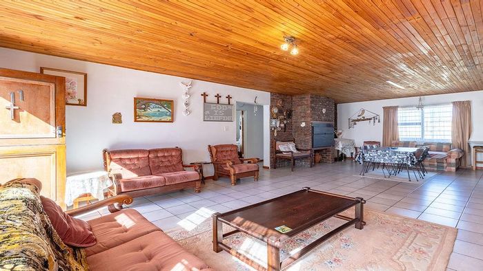 Franskraal House For Sale: Beach proximity, spacious yard, open-plan living area.