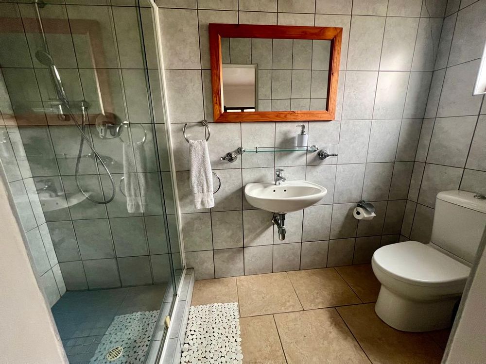 Bedroom 2 en-suite bathroom