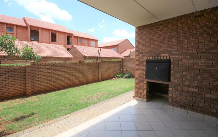 Hazeldean Apartment To Rent: 2 beds, garden, braai, security, pets allowed.