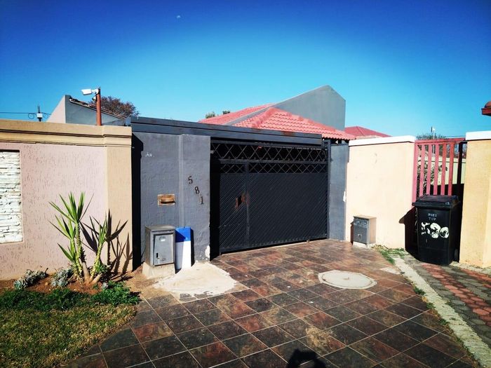 3-Bedroom House in Alveda Park For Sale with Garage, Carport, and Versatile Rooms.