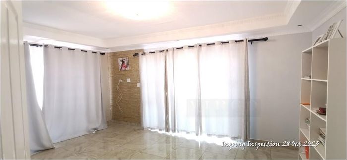 Spacious 8-bedroom house in Otjomuise with double garage and study. For Sale.