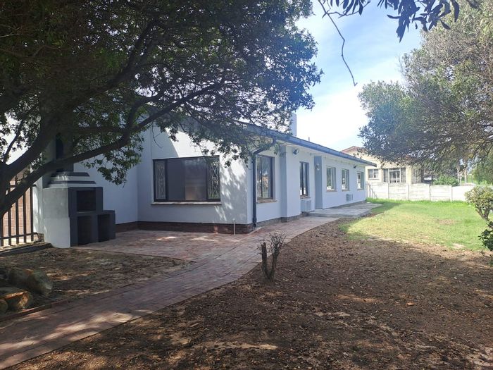 House To Rent in Panorama: 3 Bedrooms, double garage, ensuite, and outdoor braai area.