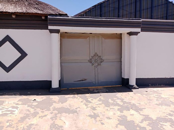 Ennerdale House For Sale: 3 Bedrooms, 2 Flatlets, Tandem Garage, Entertainment Area.