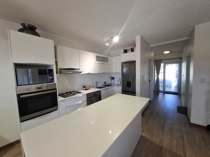 Eros Townhouse For Sale: 3 bedrooms, pet-friendly garden, secure parking, exclusive complex.