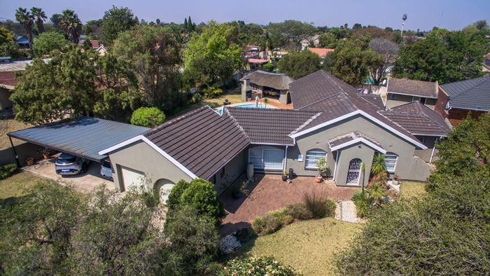 Brackenhurst House For Sale: 4 Bedrooms, Pool, Study, Double Garage, Spacious Garden.