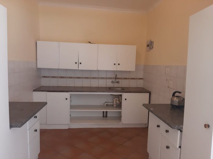 Cottage To Rent in Rembrandt Park: 2 beds, 1 bath, open parking available.