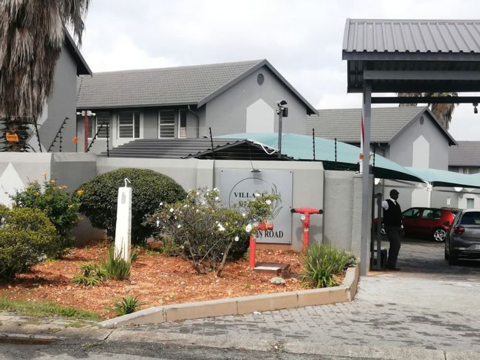 For Sale: Townhouse in Ridgeway Ext 4 with pool, braai area, secure complex.