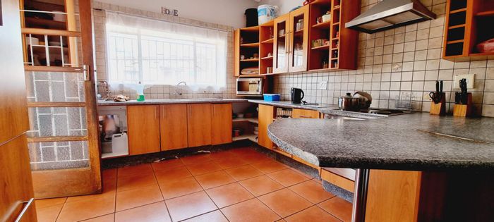 Windhoek West House For Sale: 3 beds, 3 flats, large erf, renovation needed.
