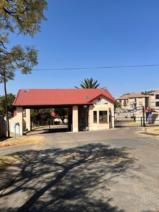 For Sale: Cluster in Meredale with backyard, playground, and close to amenities.