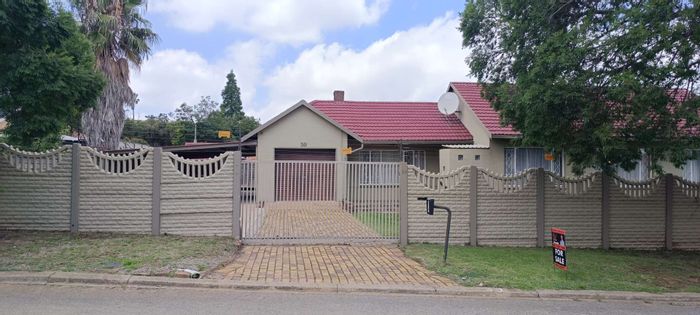 House For Sale in Norkem Park: 3 Bedrooms, Garden, Garage, Wendy House.