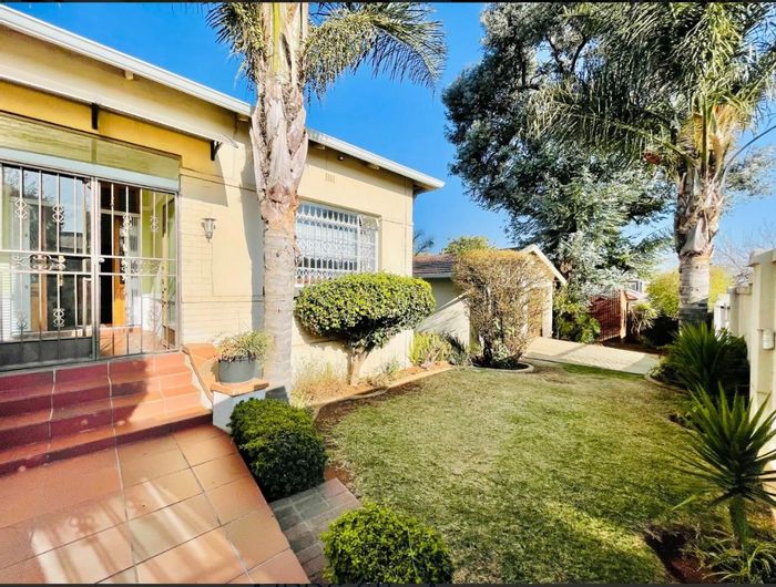 For Sale: House in Alberton Central with pool, flatlet, and security features.