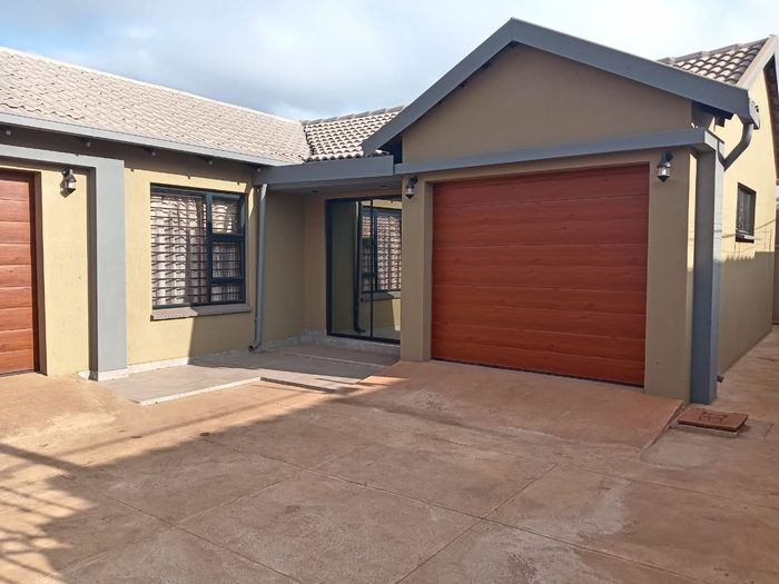 House for Sale in Soshanguve Ext: 3 bedrooms, double garage, spacious yard.