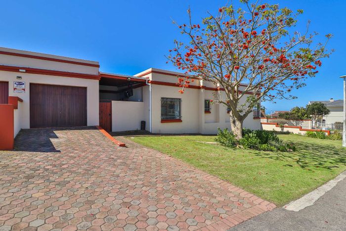 House for Sale in Menkenkop: Fixer-upper with open-plan living and garage.