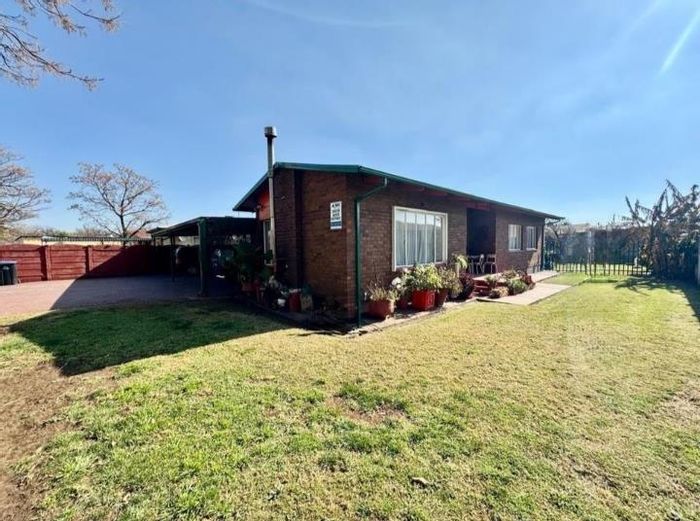 For Sale: House in Vanderbijlpark Central East 2 with 3 beds, flatlet, carport.