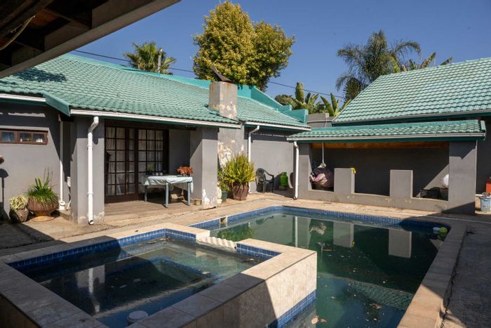 Spacious Sinoville House for Sale: 4 Bedrooms, Pool, Garages, and Flatlets!