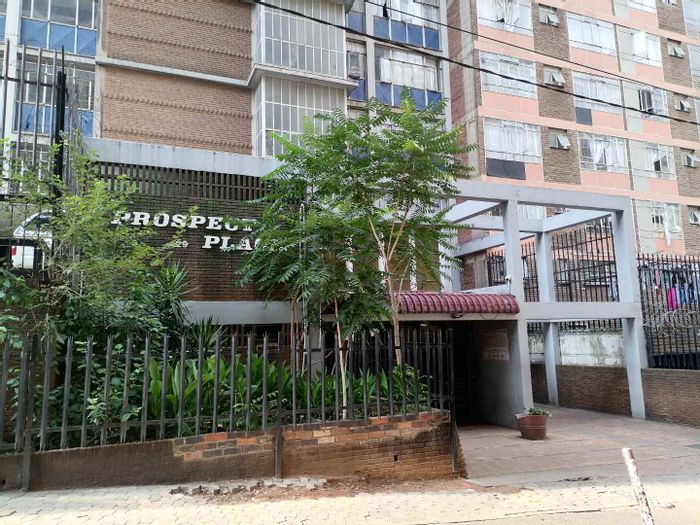 Berea Apartment For Sale: 2 Bedrooms, balcony, lifts, 24-hour security, central location.