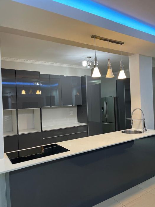 Spacious 5-bedroom house with pool, flat, and double garage in Academia.