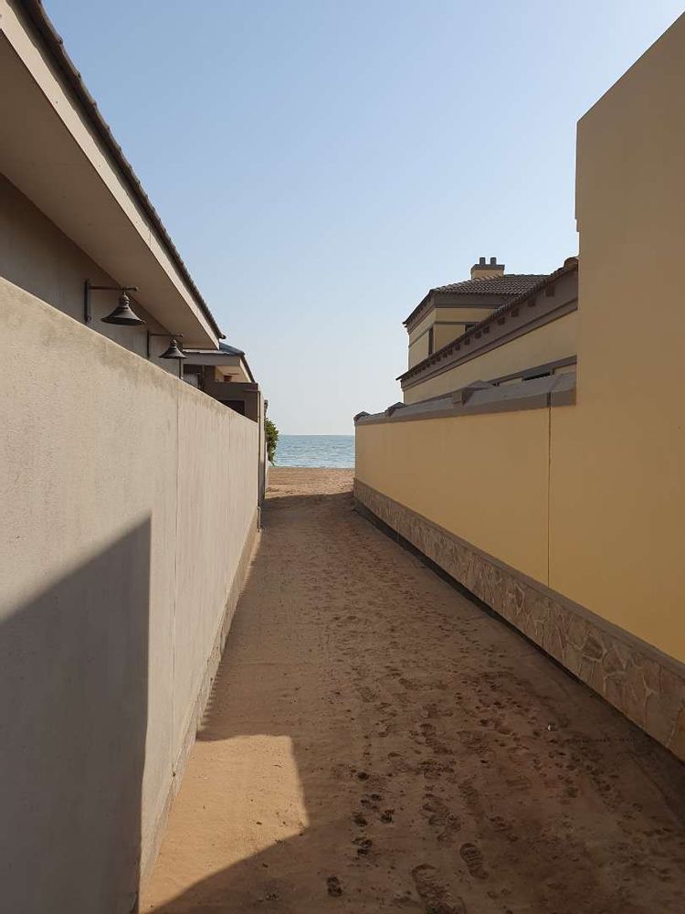 Passage towards the beach, about 50 meters away.