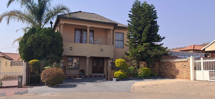 For Sale: Spacious 4-Bedroom House in Morula View with Pool and Amenities