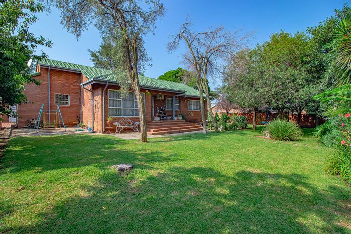 Garsfontein Ext 10 House For Sale: 3 beds, garden, borehole, double garage.