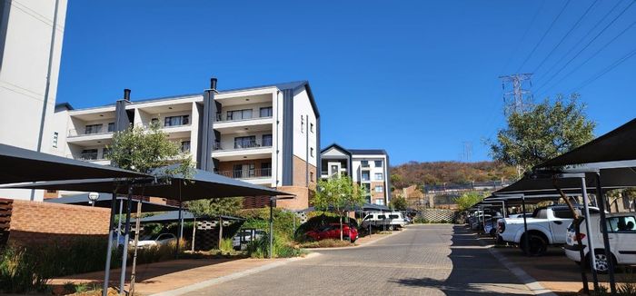 Mulbarton Apartment For Sale: Two bedrooms, balcony, gym, pool, and nature reserve access.