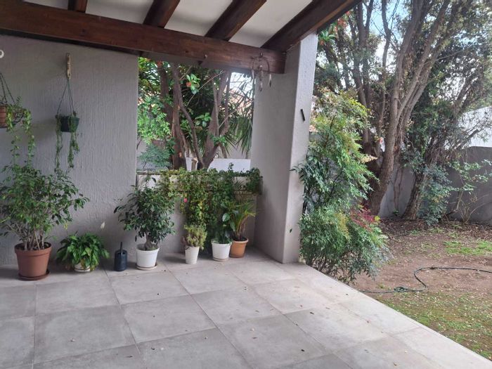 Townhouse To Rent in Sandown: 2 Bedrooms, Private Garden, Pool, 24/7 Security.